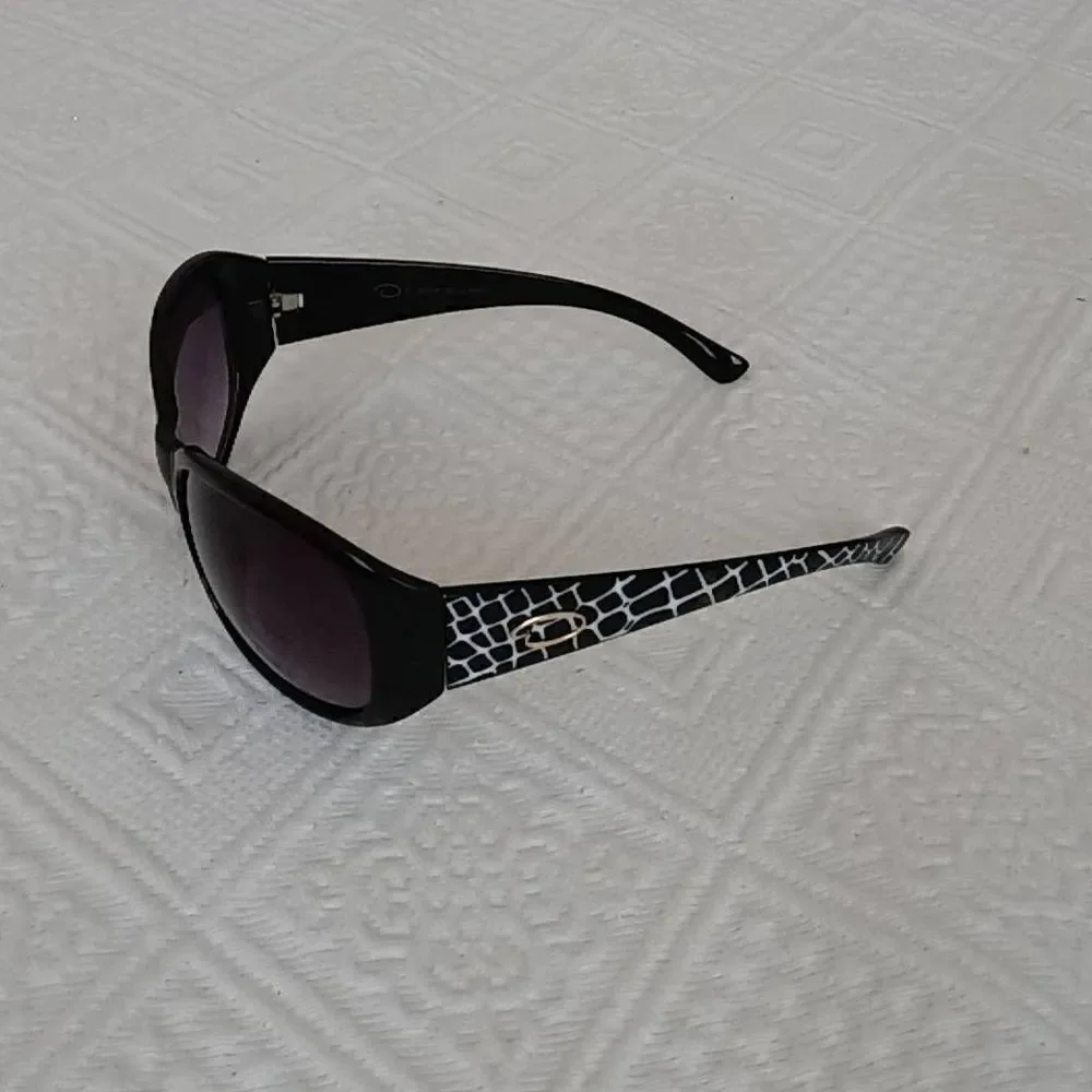 Oscar De La Renta Women's Mod1146 Sunglasses with Hard Shell Case Included